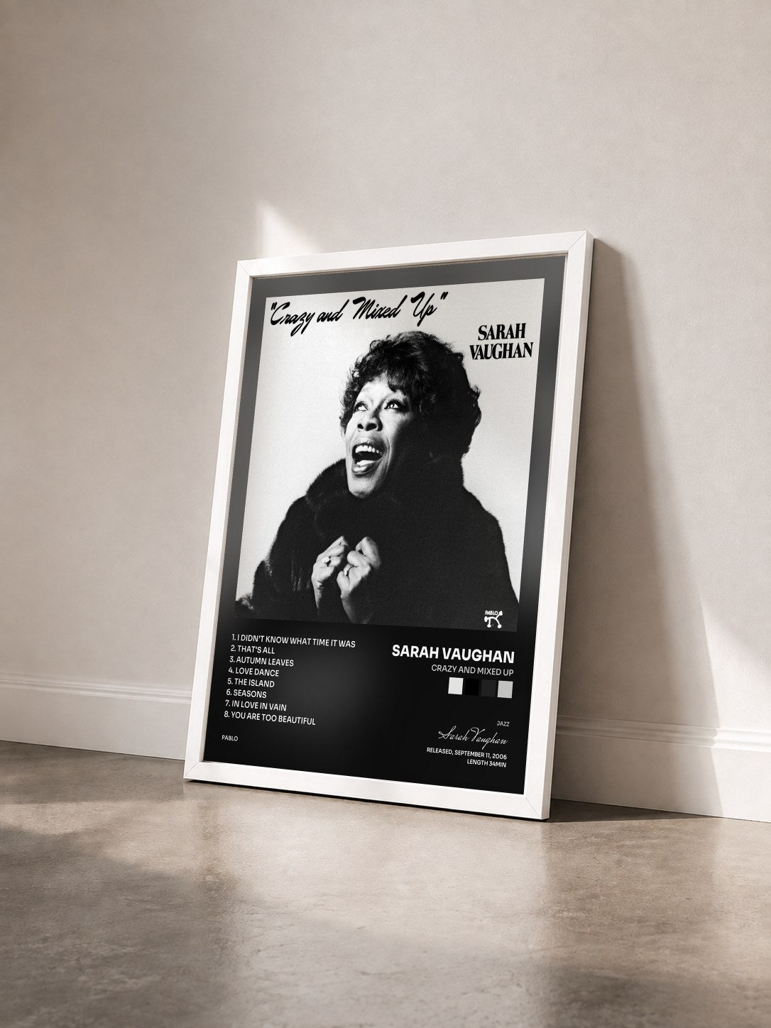 #blanc Tableau de l'album Crazy And Mixed Up de Sarah Vaughan vu de trois quarts, cadre blanc
