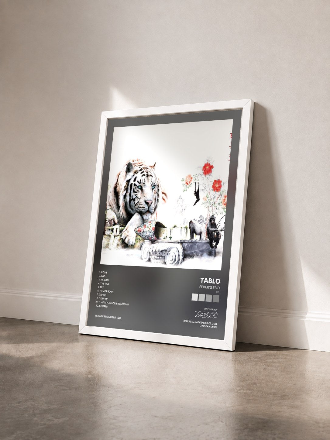 #blanc Tableau de l'album Fever's End (열꽃) de TABLO vu de trois quarts, cadre blanc