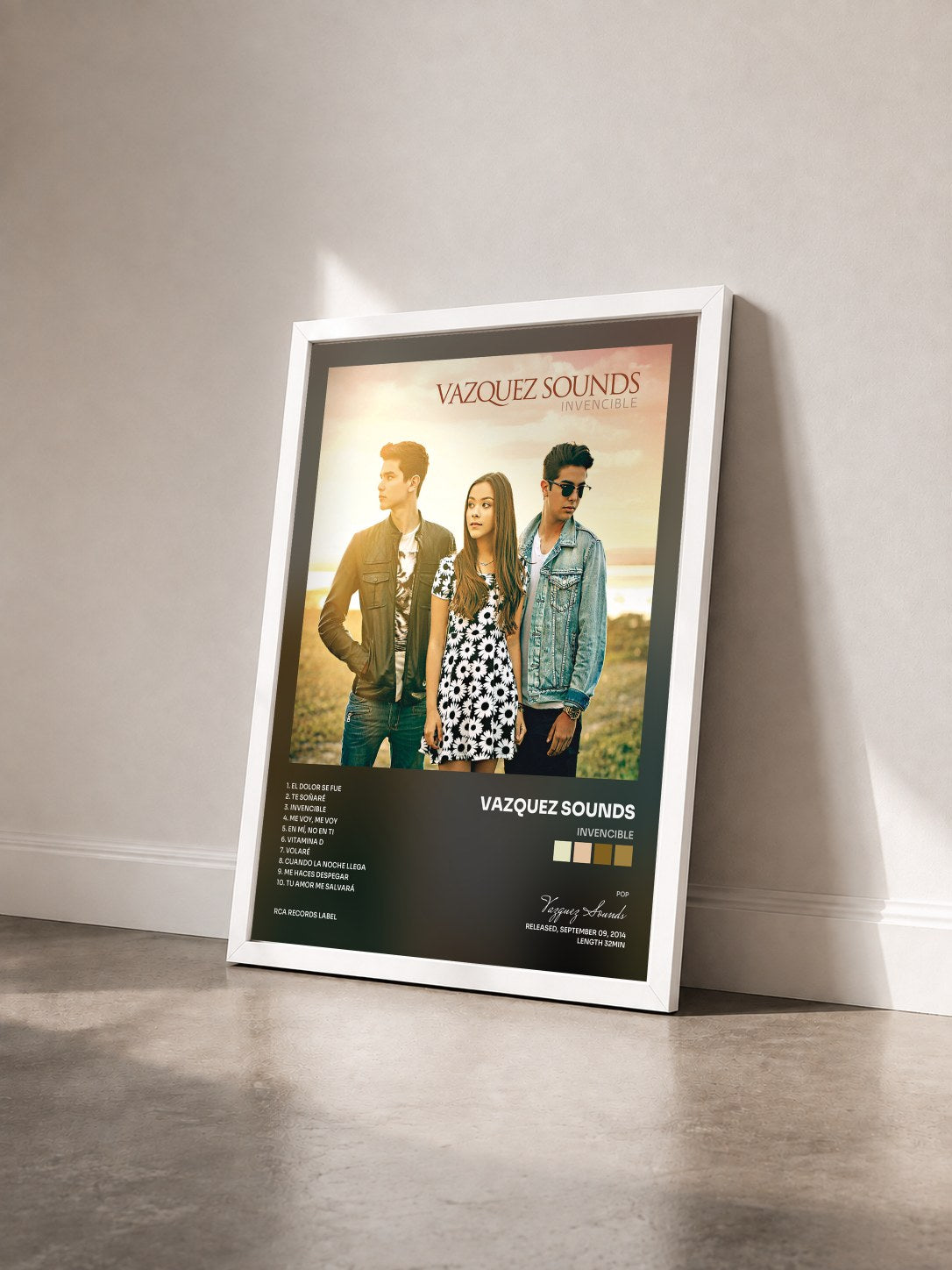 #blanc Tableau de l'album Invencible de Vazquez Sounds vu de trois quarts, cadre blanc