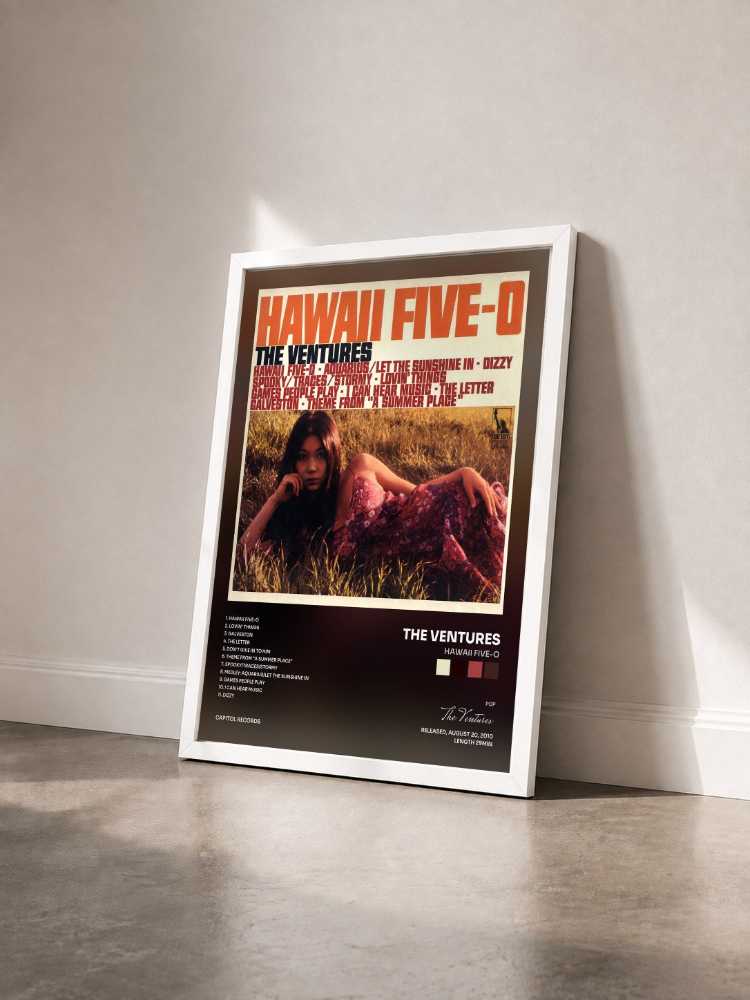 #blanc Tableau de l'album Hawaii Five-O de The Ventures vu de trois quarts, cadre blanc