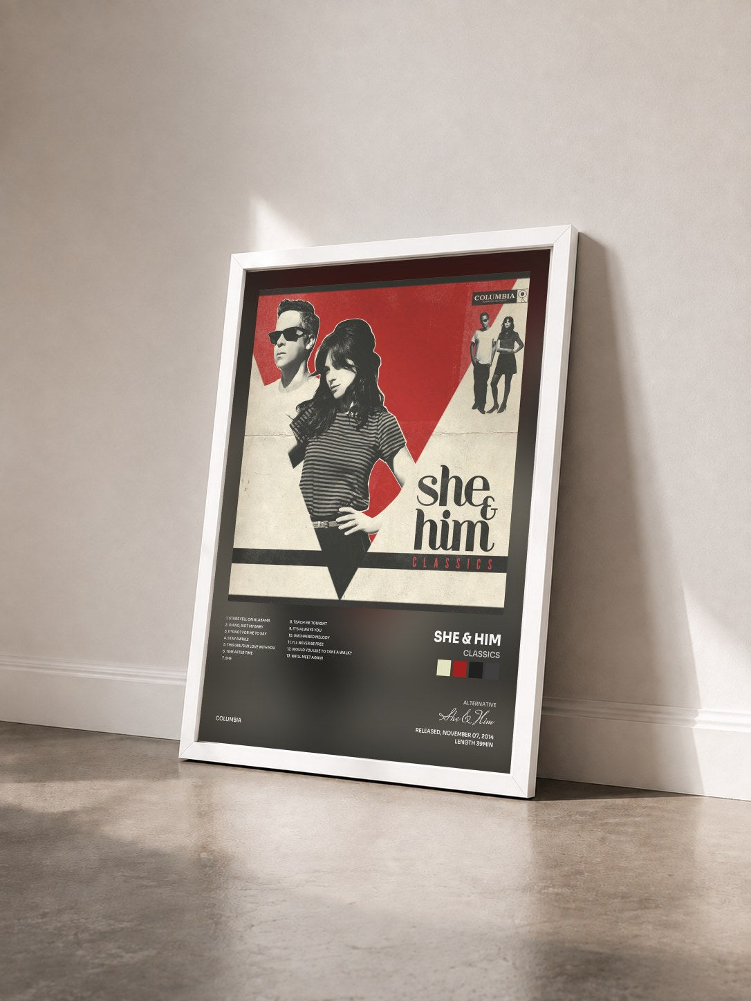#blanc Tableau de l'album Classics de She & Him vu de trois quarts, cadre blanc