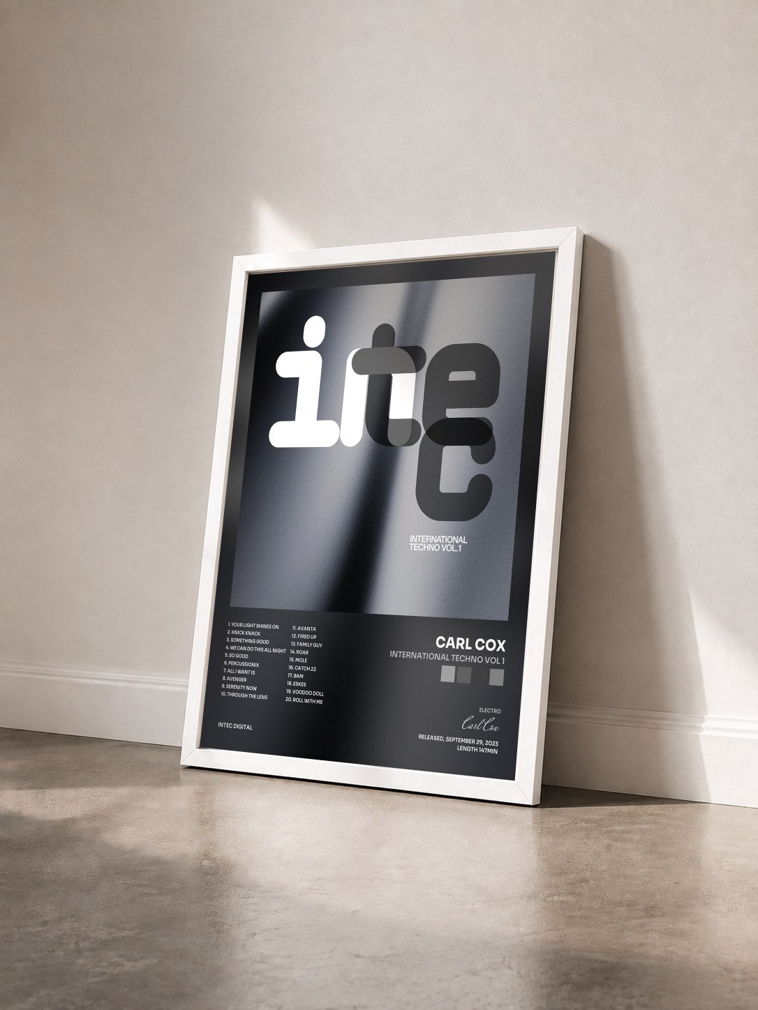 #blanc Tableau de l'album International Techno Vol 1 de Carl Cox vu de trois quarts, cadre blanc