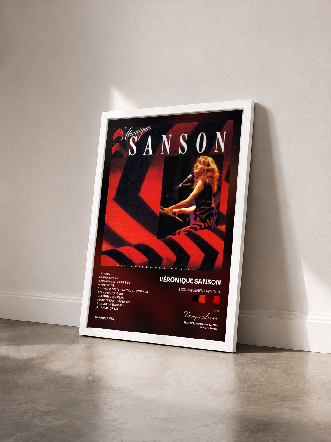 #blanc Tableau de l'album Exclusivement féminin de Véronique Sanson vu de trois quarts, cadre blanc