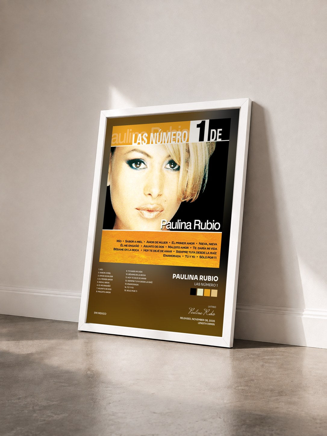 #blanc Tableau de l'album Las Número 1 de Paulina Rubio vu de trois quarts, cadre blanc