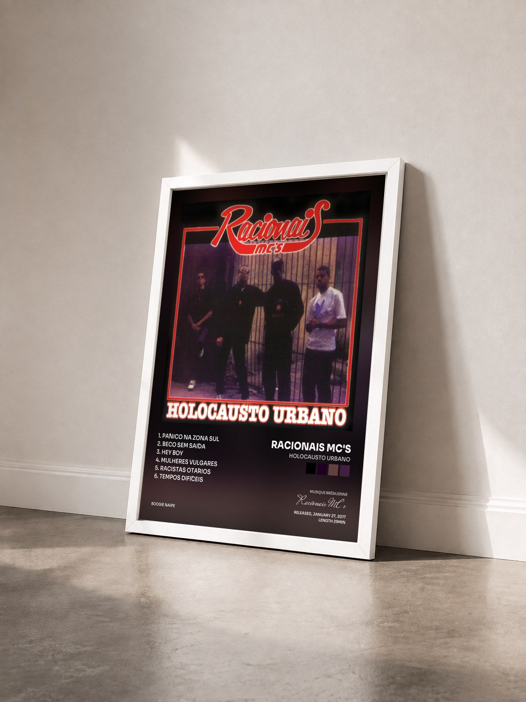 #blanc Tableau de l'album Holocausto Urbano de Racionais MC's vu de trois quarts, cadre blanc