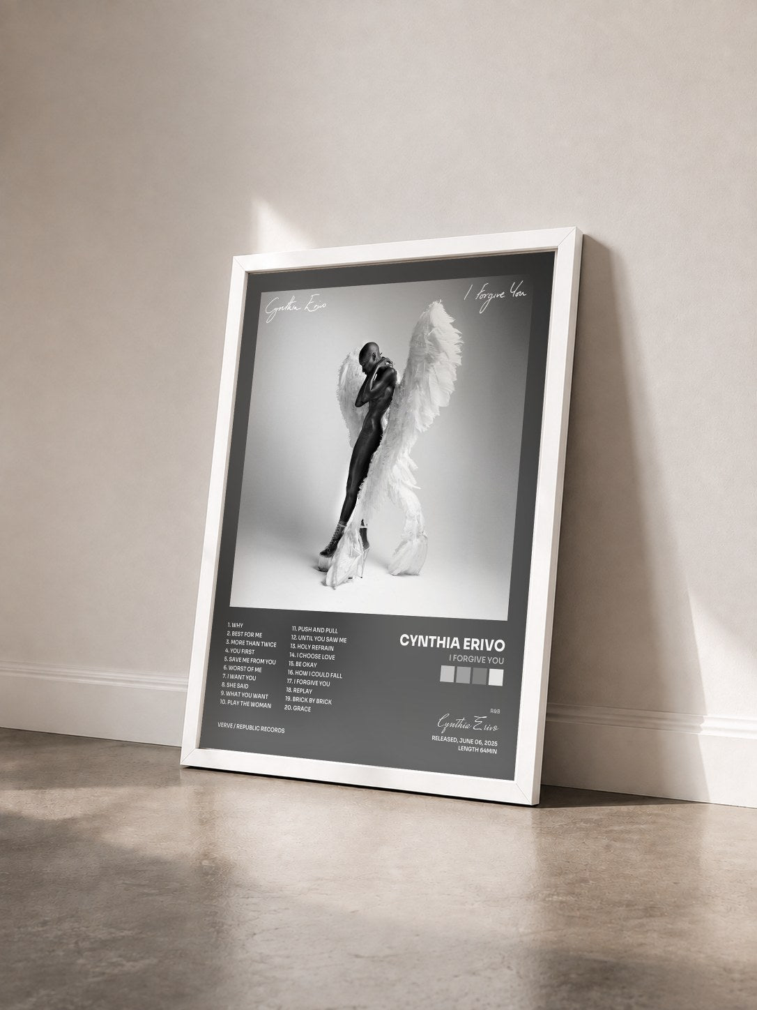 #blanc Tableau de l'album I Forgive You de Cynthia Erivo vu de trois quarts, cadre blanc