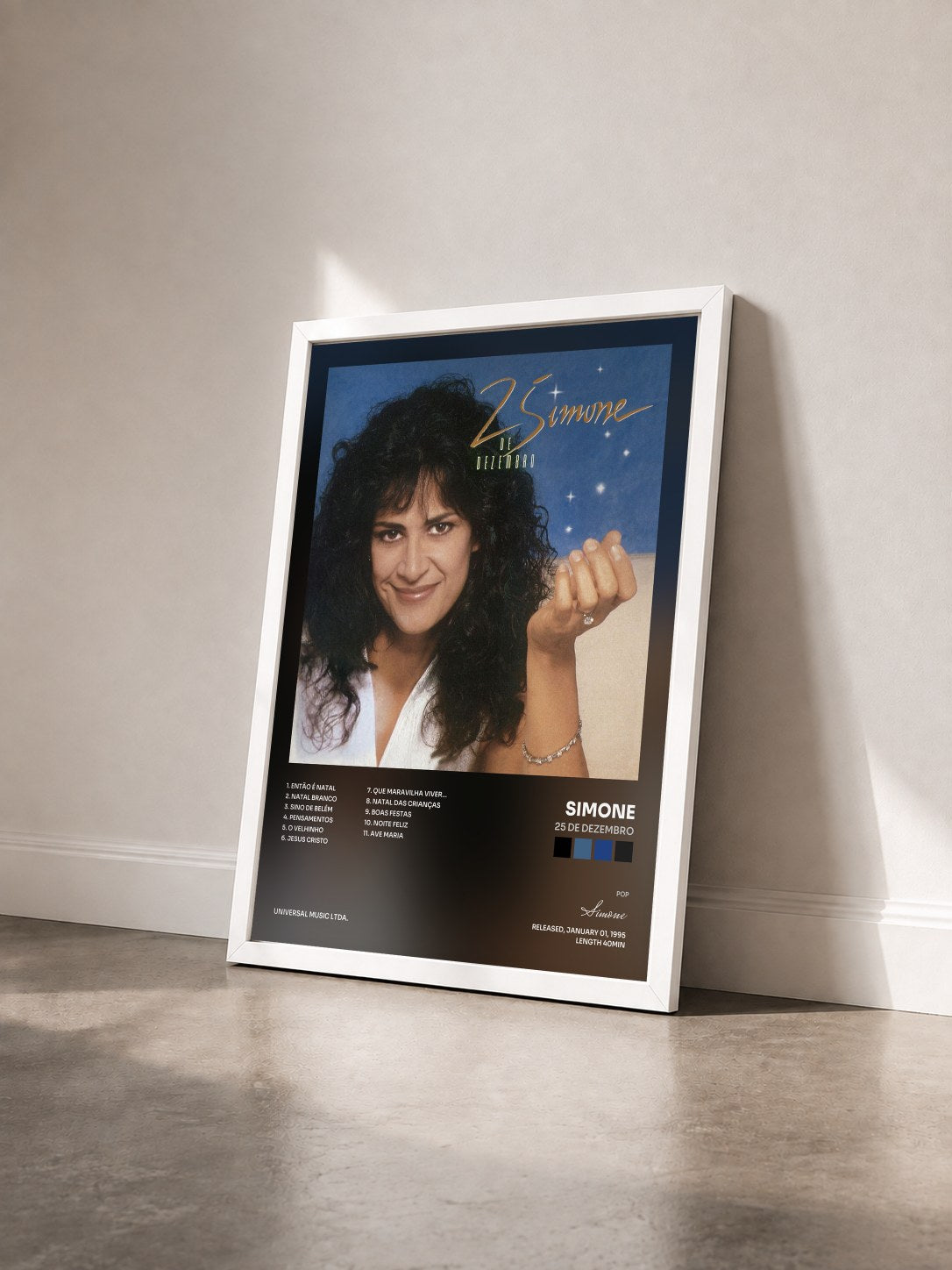#blanc Tableau de l'album 25 De Dezembro de Simone vu de trois quarts, cadre blanc