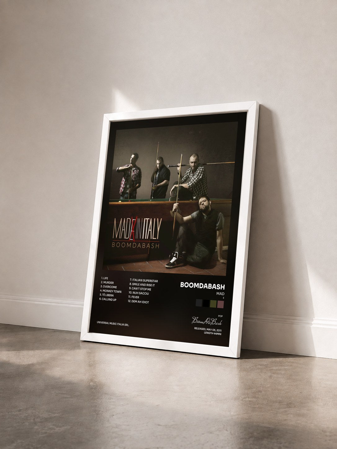 #blanc Tableau de l'album Mad(e) in Italy de BoomDaBash vu de trois quarts, cadre blanc