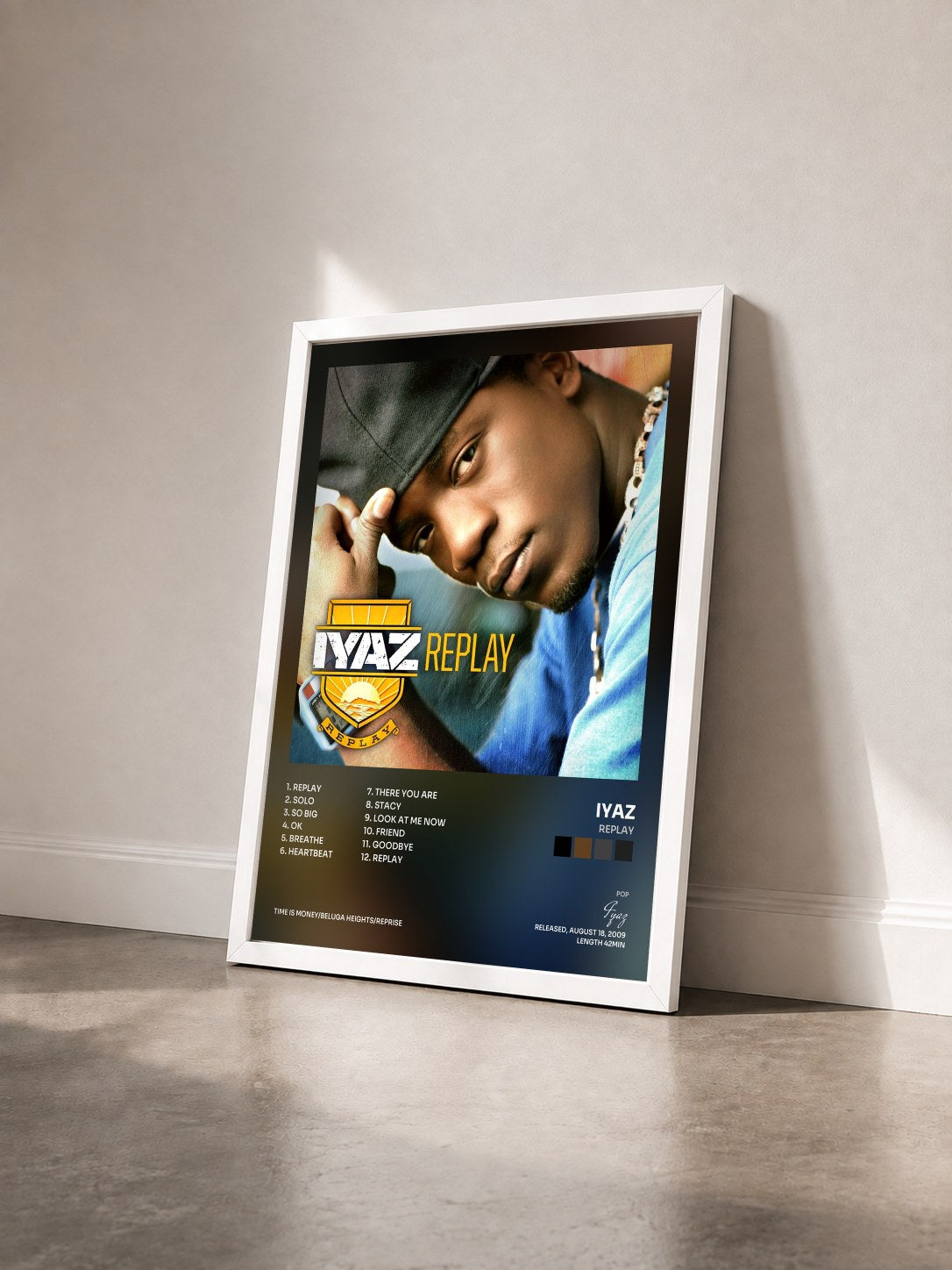 #blanc Tableau de l'album Replay de Iyaz vu de trois quarts, cadre blanc