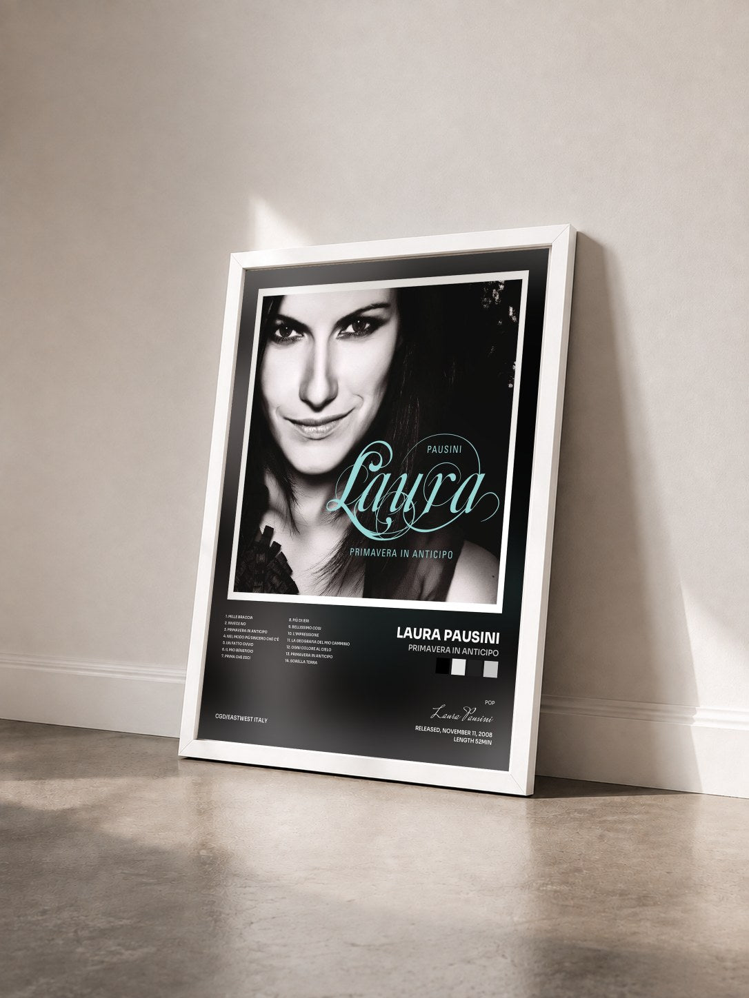 #blanc Tableau de l'album Primavera in anticipo de Laura Pausini vu de trois quarts, cadre blanc