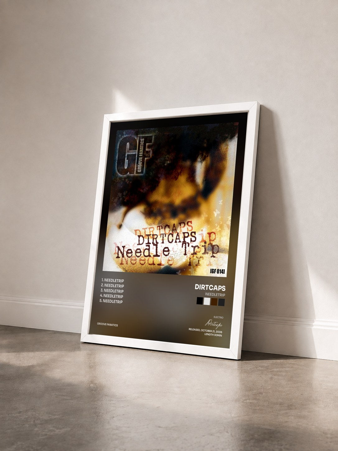#blanc Tableau de l'album Needletrip de Dirtcaps vu de trois quarts, cadre blanc
