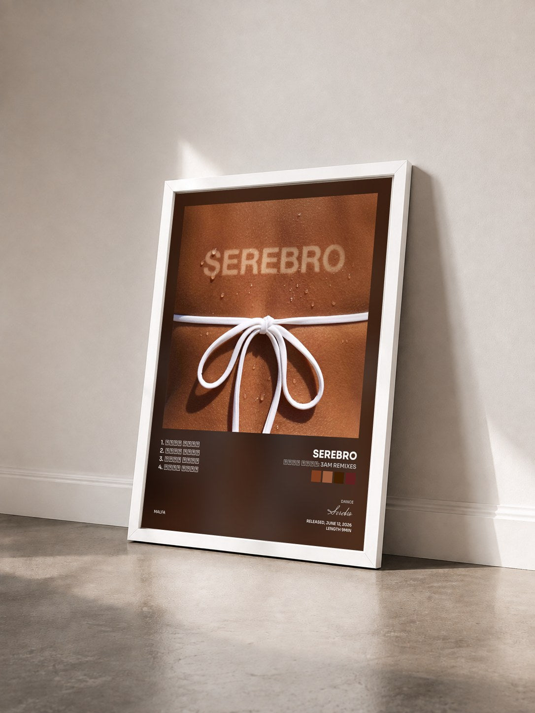 #blanc Tableau de l'album Мало огня: 3AM remixes de Serebro vu de trois quarts, cadre blanc