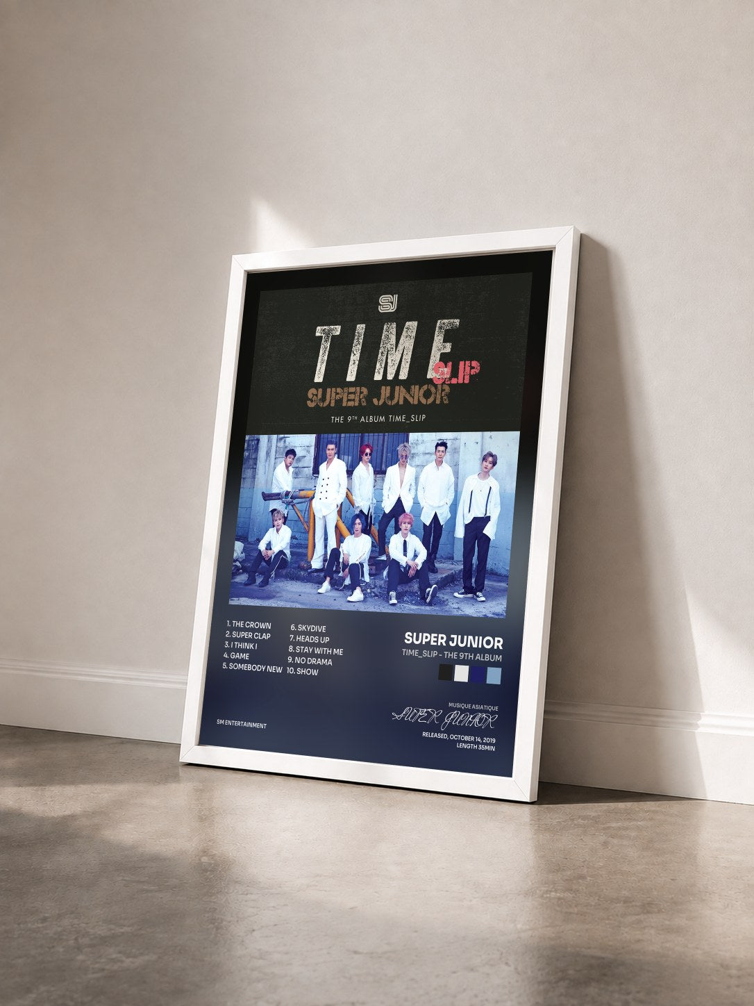 #blanc Tableau de l'album Time_Slip - The 9th Album de SUPER JUNIOR vu de trois quarts, cadre blanc