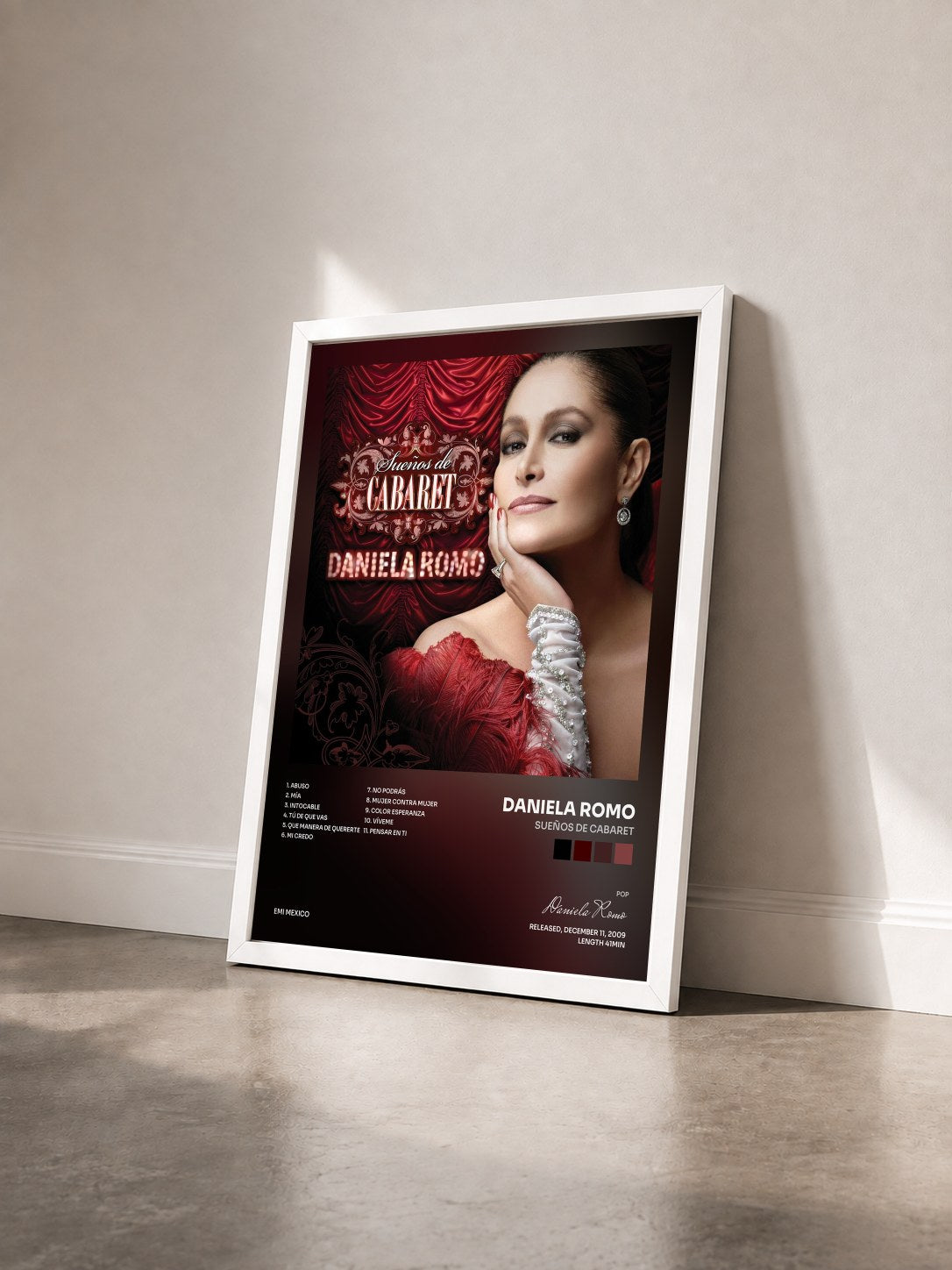 #blanc Tableau de l'album Sueños De Cabaret de Daniela Romo vu de trois quarts, cadre blanc