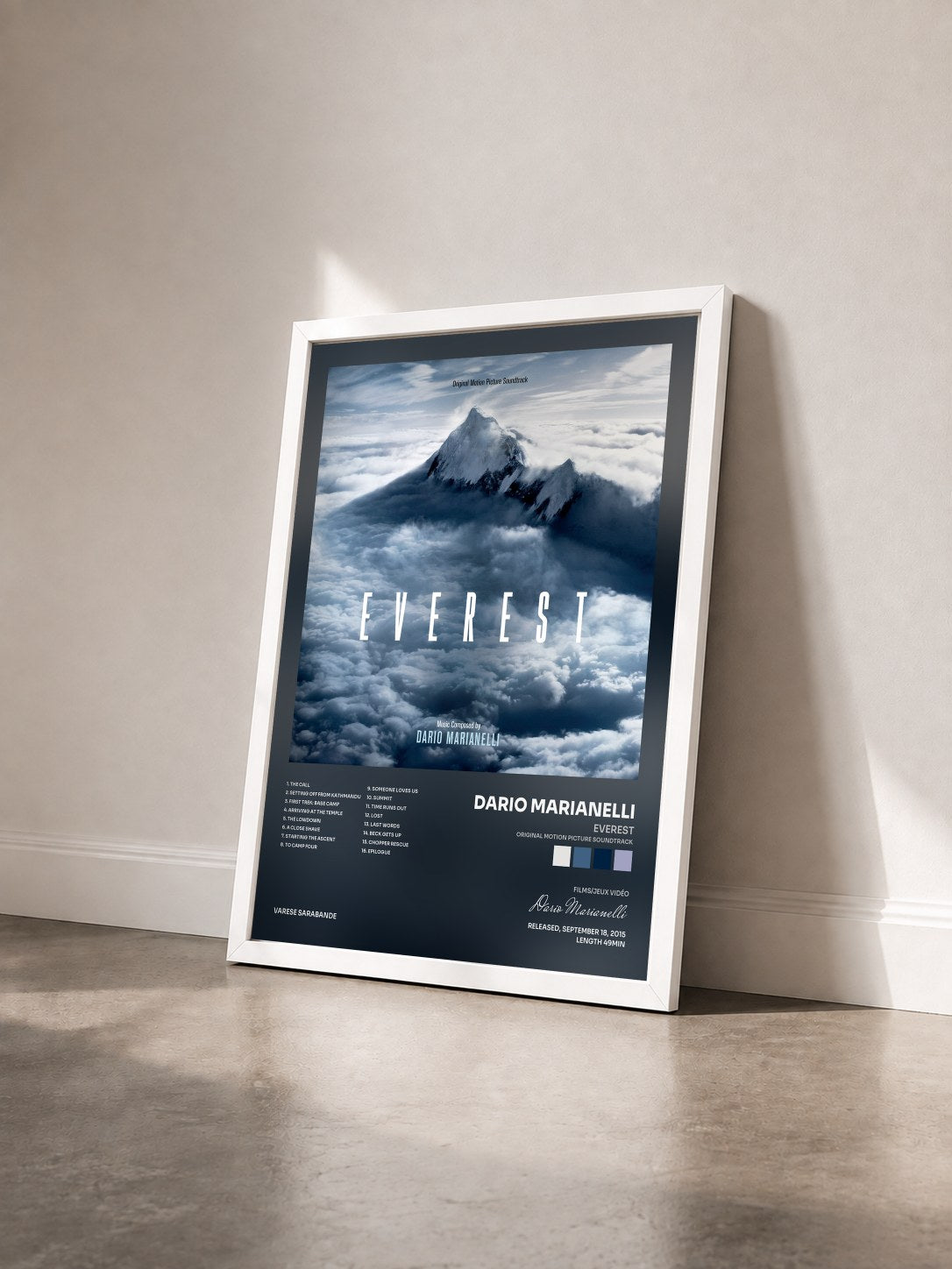 #blanc Tableau de l'album Everest (Original Motion Picture Soundtrack) de Dario Marianelli vu de trois quarts, cadre blanc