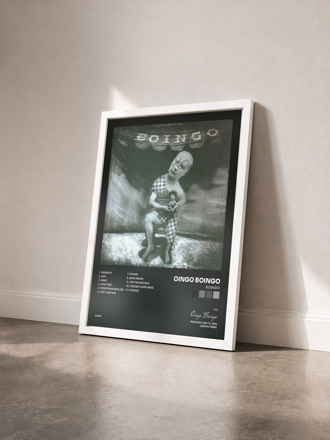#blanc Tableau de l'album Boingo de Oingo Boingo vu de trois quarts, cadre blanc
