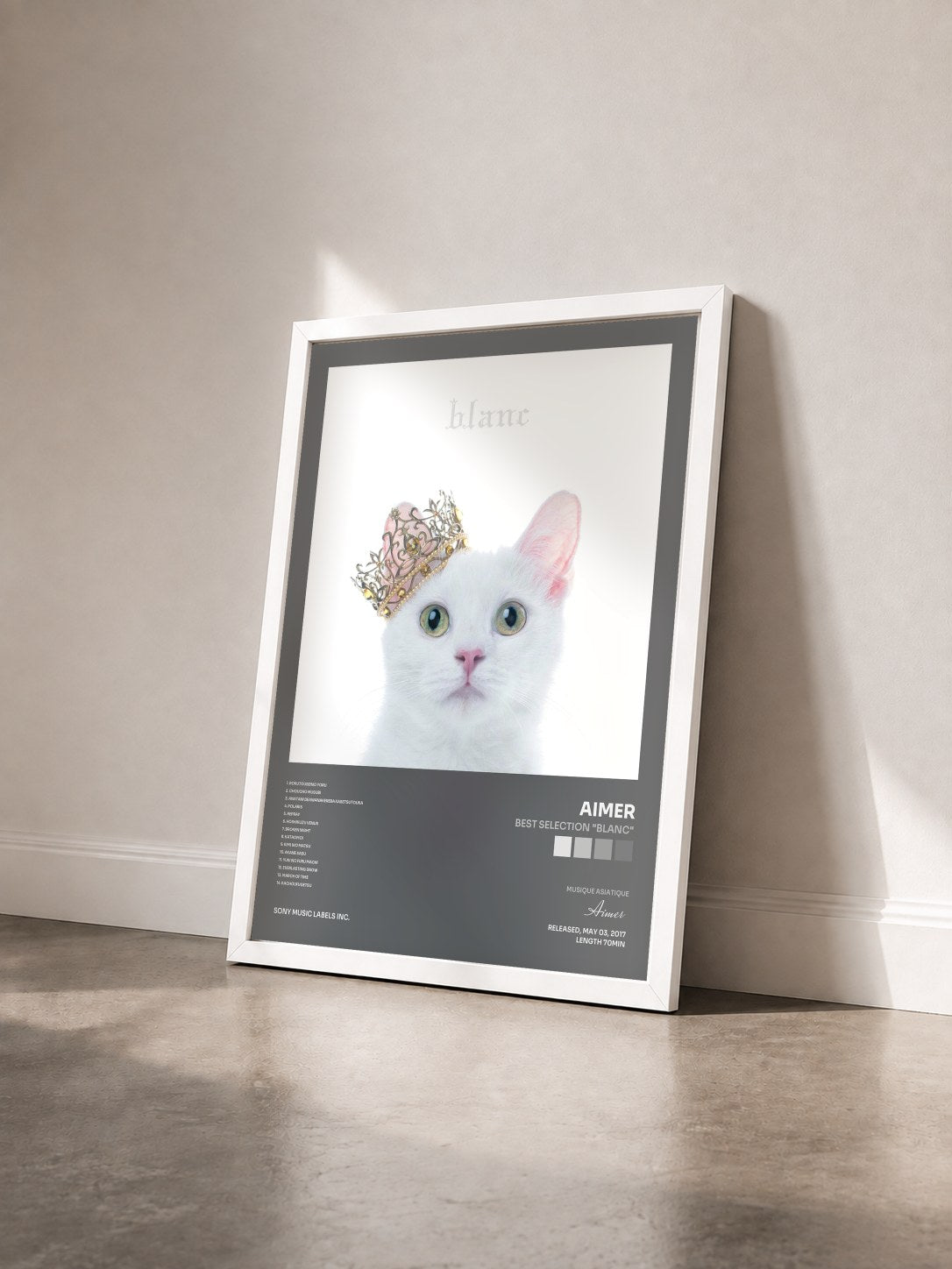 #blanc Tableau de l'album BEST SELECTION "blanc" de Aimer vu de trois quarts, cadre blanc