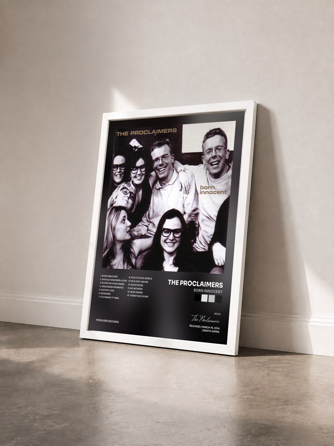 #blanc Tableau de l'album Born Innocent de The Proclaimers vu de trois quarts, cadre blanc