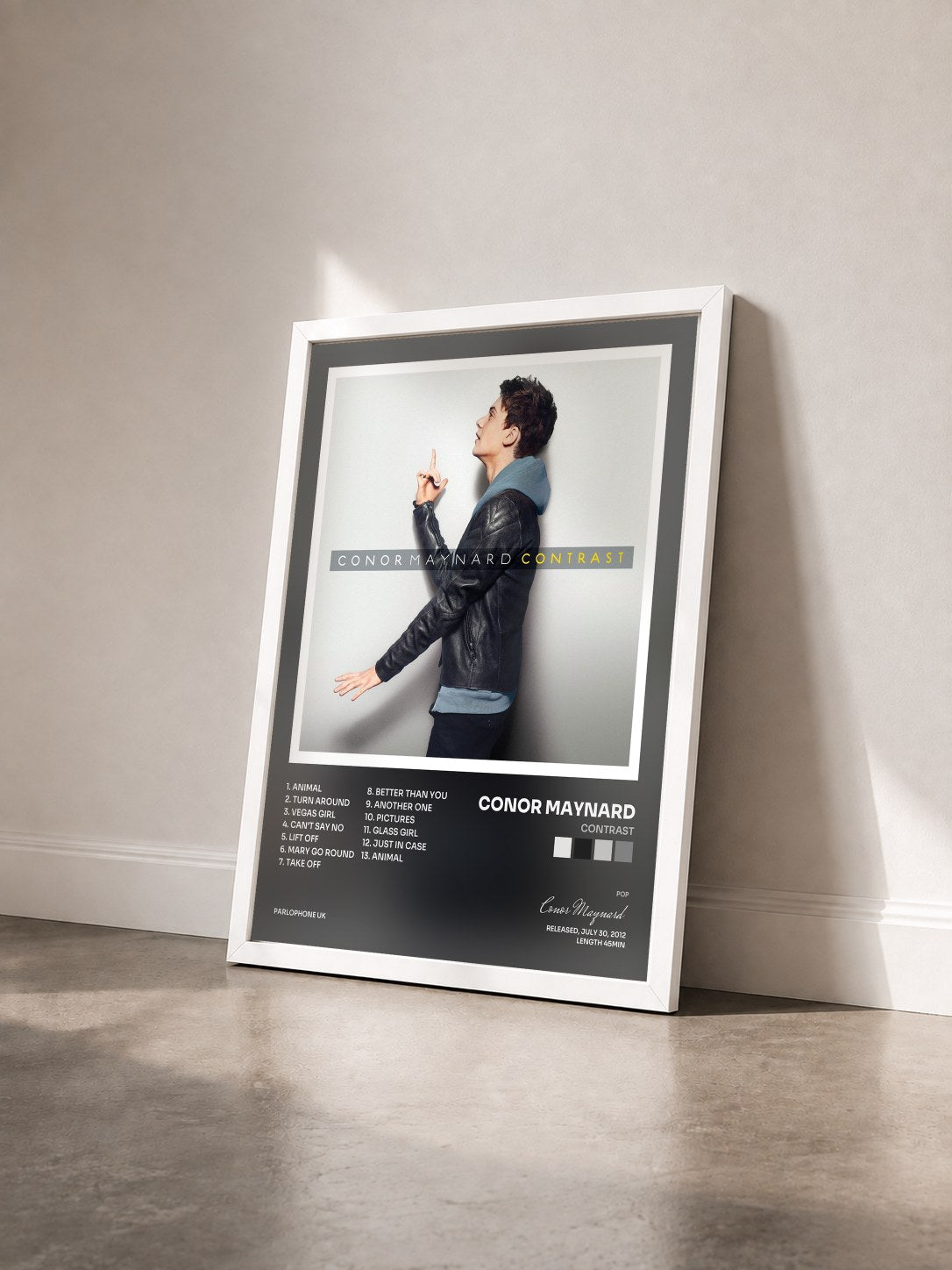 #blanc Tableau de l'album Contrast de Conor Maynard vu de trois quarts, cadre blanc