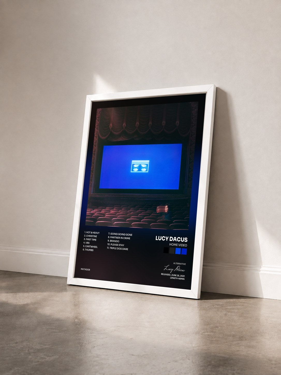 #blanc Tableau de l'album Home Video de Lucy Dacus vu de trois quarts, cadre blanc