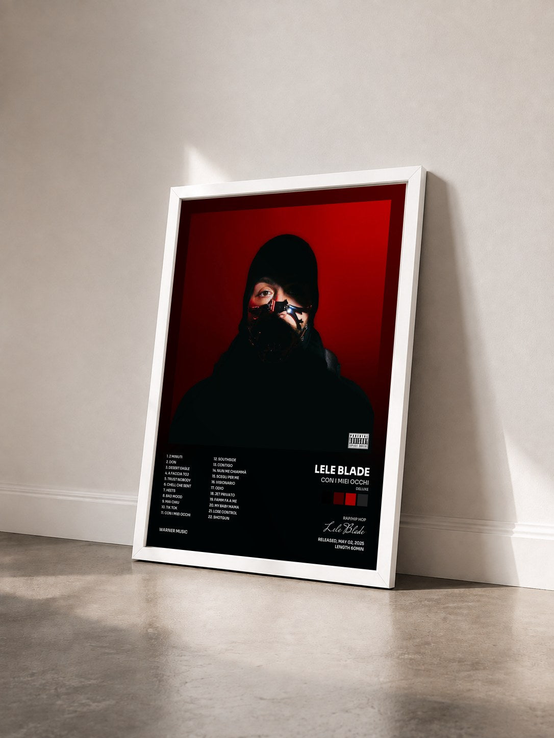 #blanc Tableau de l'album CON I MIEI OCCHI (Deluxe) de Lele Blade vu de trois quarts, cadre blanc