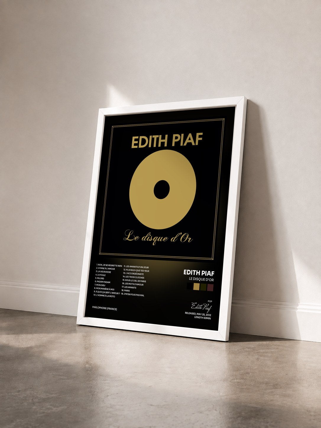 #blanc Tableau de l'album Le disque d'or de Edith Piaf vu de trois quarts, cadre blanc