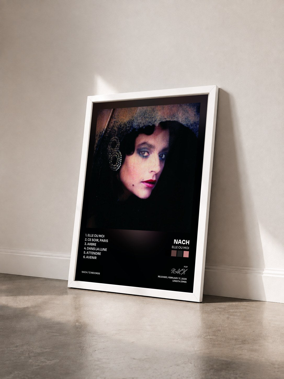 #blanc Tableau de l'album Elle ou Moi de NACH vu de trois quarts, cadre blanc