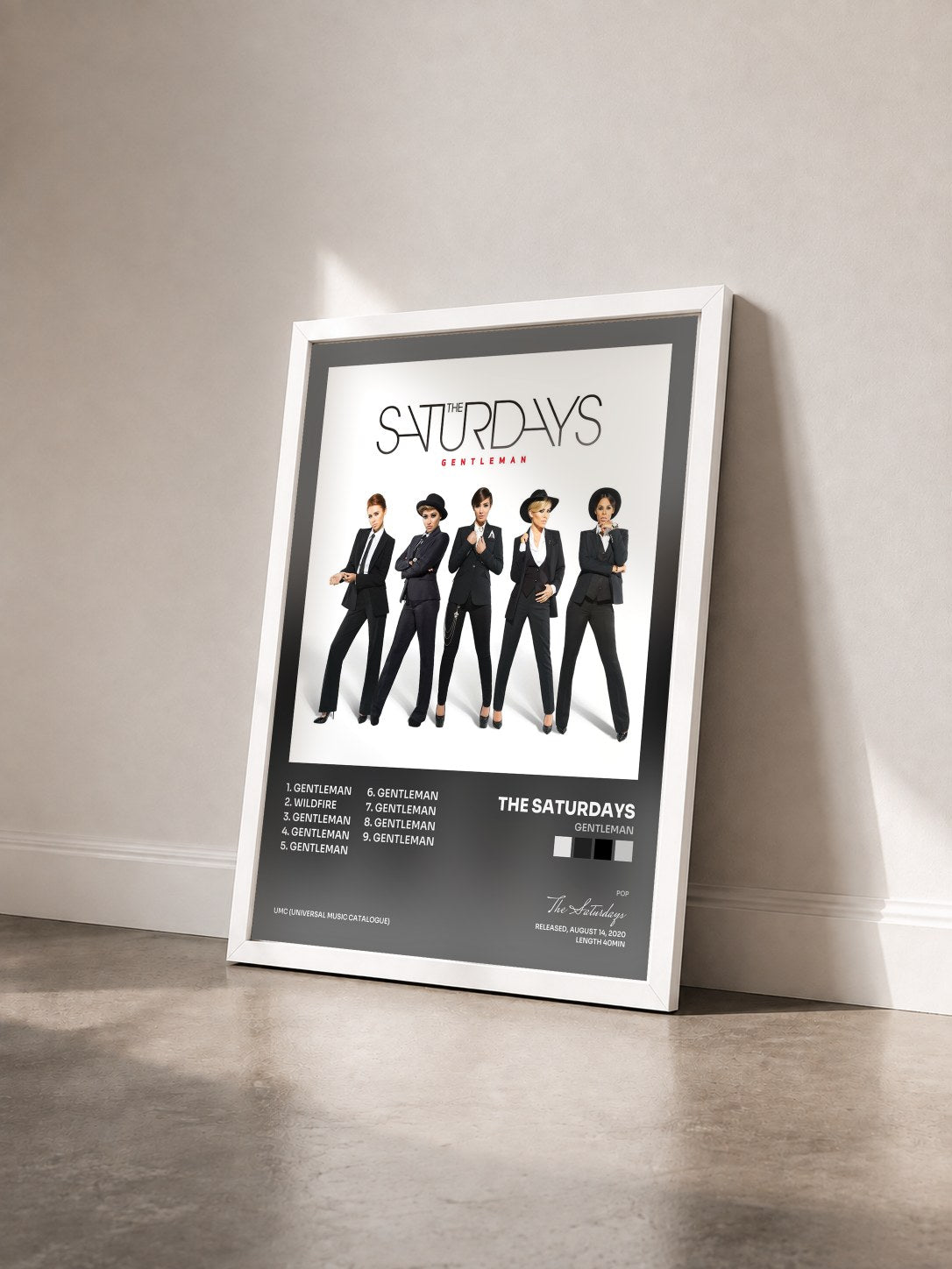 #blanc Tableau de l'album Gentleman de The Saturdays vu de trois quarts, cadre blanc