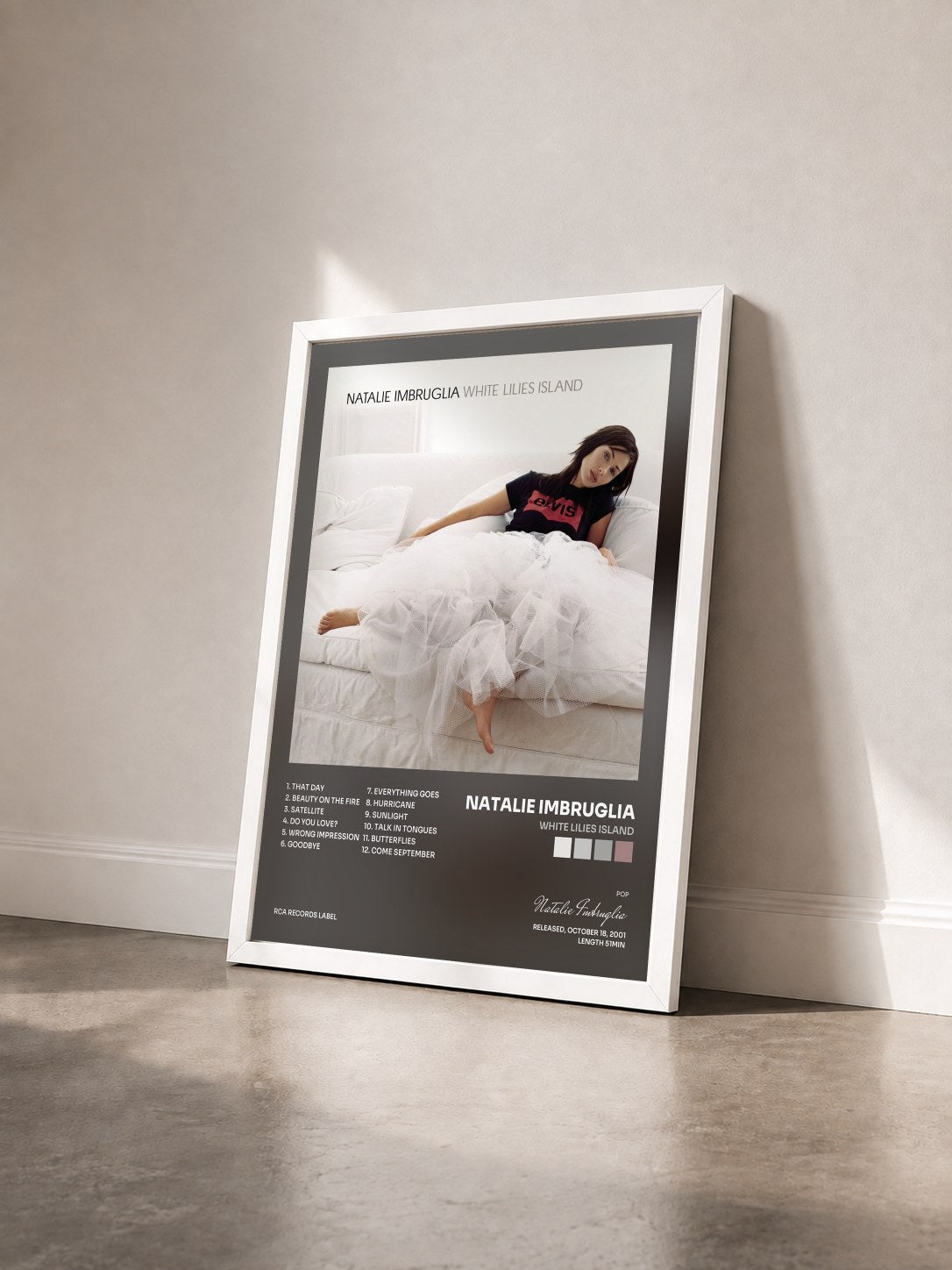 #blanc Tableau de l'album White Lilies Island de Natalie Imbruglia vu de trois quarts, cadre blanc