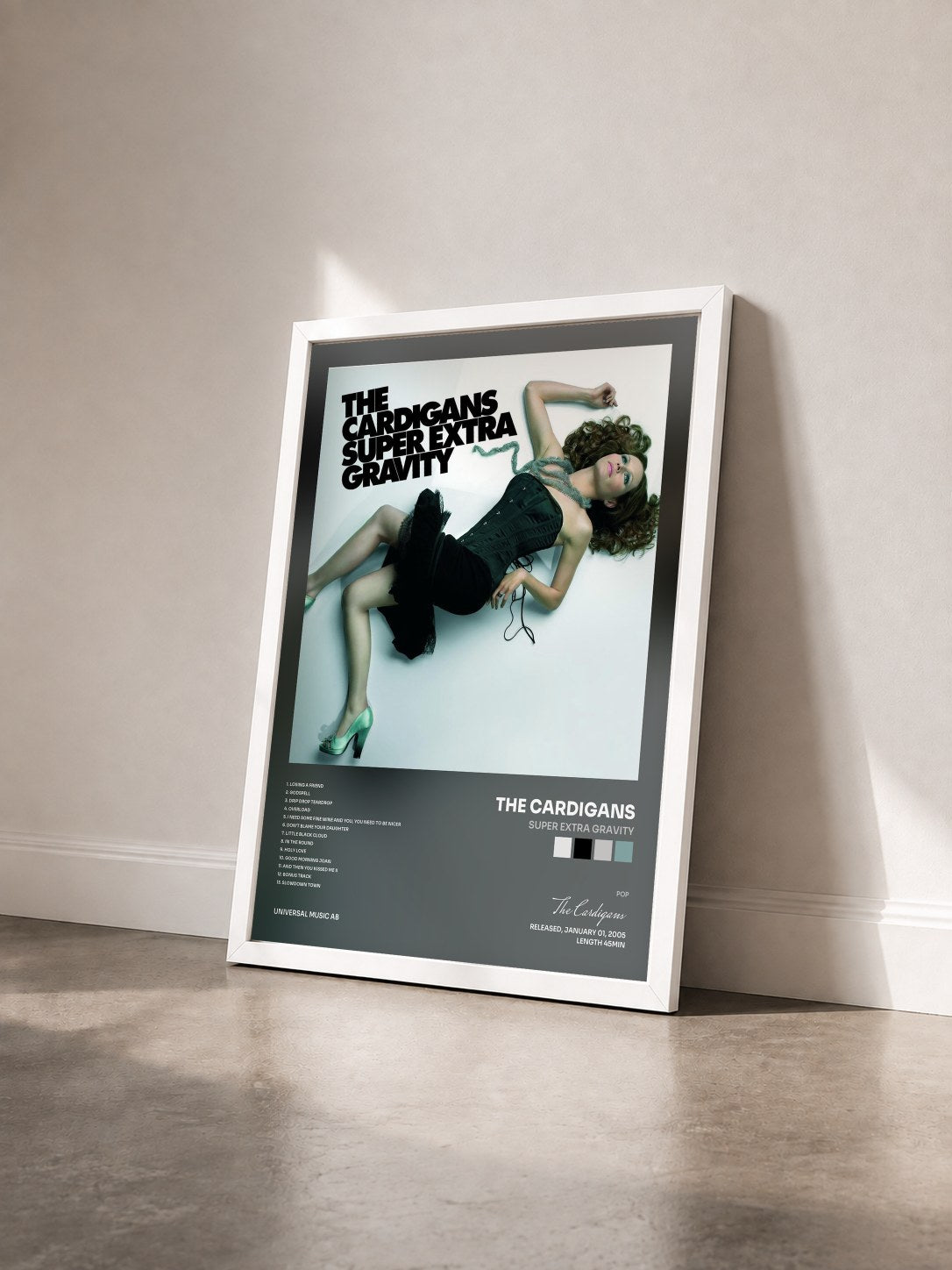 #blanc Tableau de l'album Super Extra Gravity de The Cardigans vu de trois quarts, cadre blanc