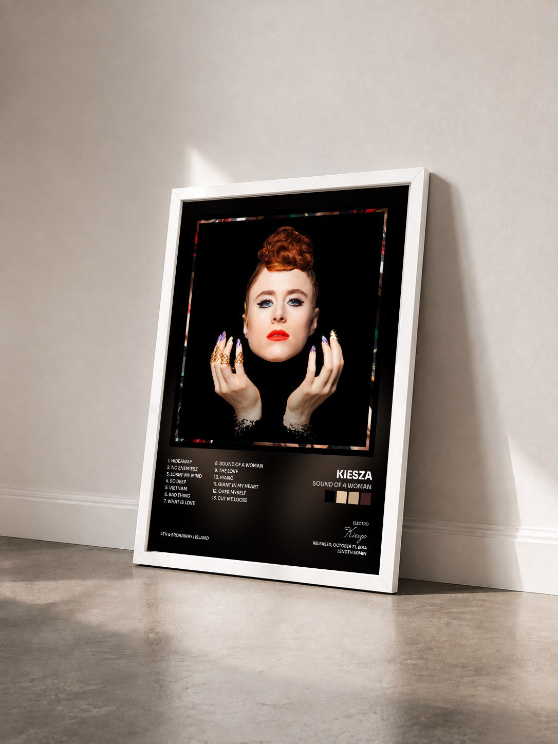 #blanc Tableau de l'album Sound Of A Woman de Kiesza vu de trois quarts, cadre blanc