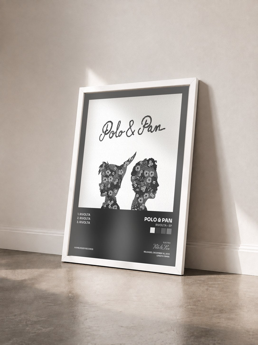 #blanc Tableau de l'album Rivolta - EP de Polo & Pan vu de trois quarts, cadre blanc