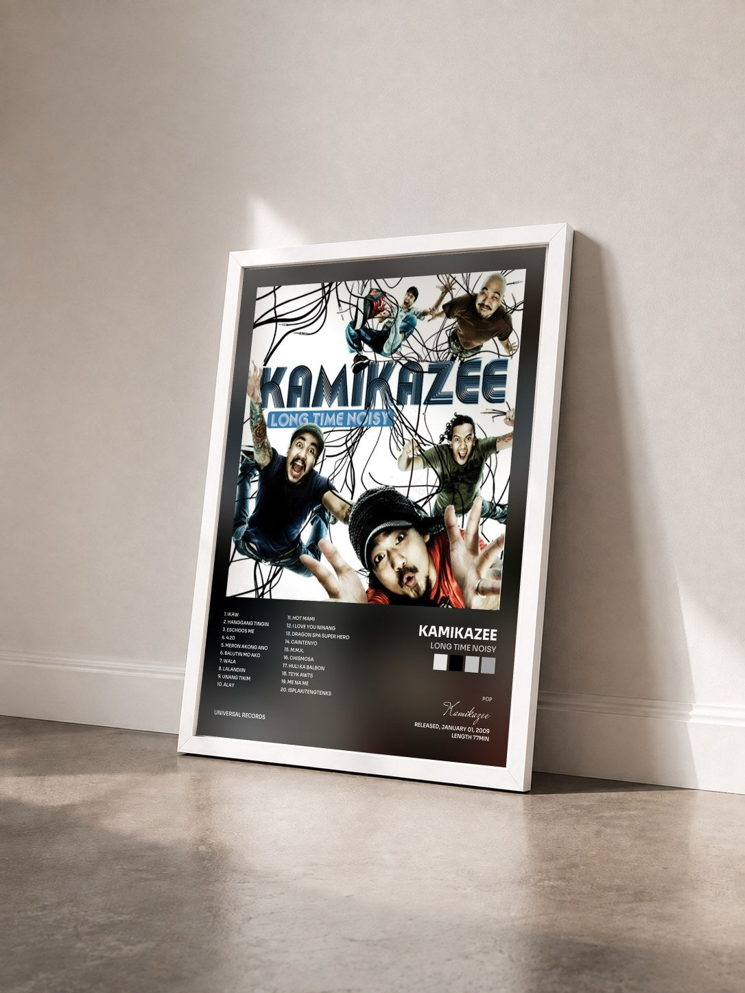 #blanc Tableau de l'album Long Time Noisy de Kamikazee vu de trois quarts, cadre blanc
