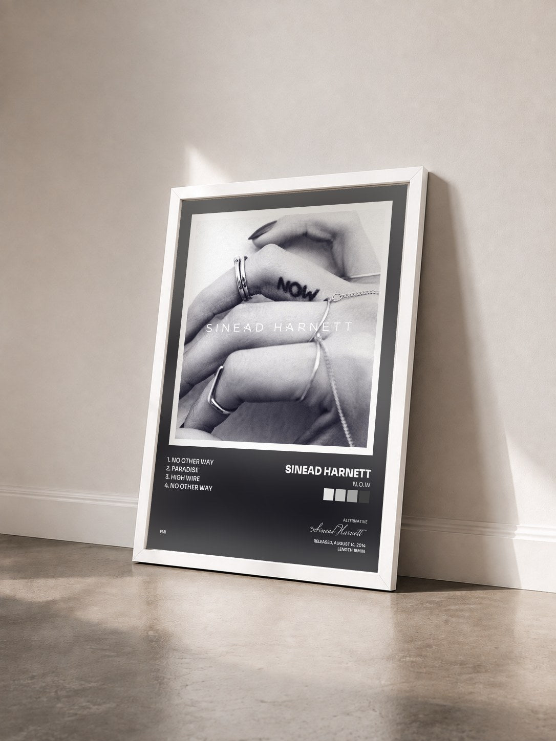 #blanc Tableau de l'album N.O.W de Sinead Harnett vu de trois quarts, cadre blanc