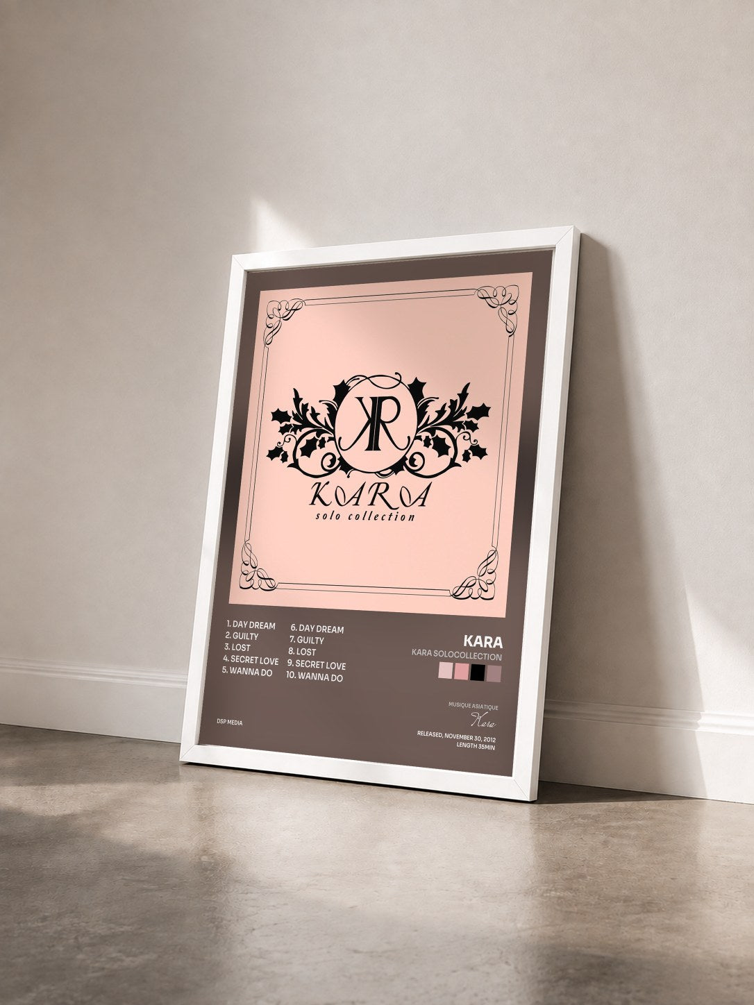 #blanc Tableau de l'album KARA SoloCollection de Kara vu de trois quarts, cadre blanc