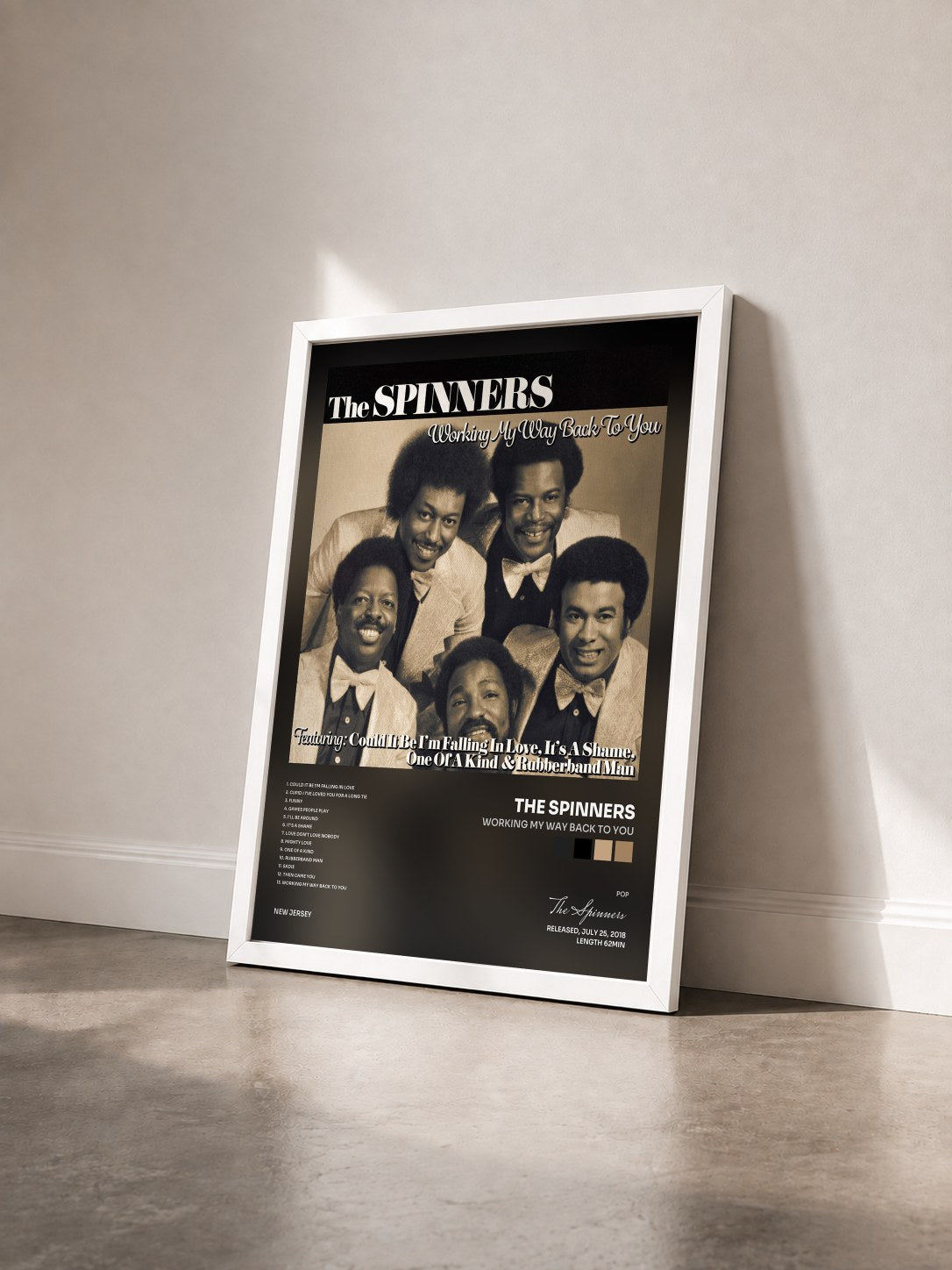 #blanc Tableau de l'album Working My Way Back to You de The Spinners vu de trois quarts, cadre blanc