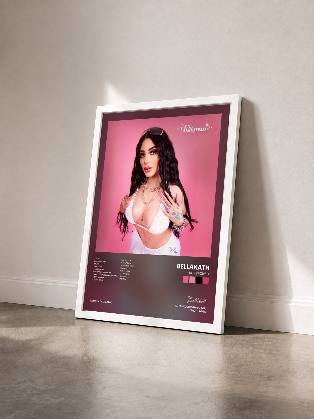 #blanc Tableau de l'album Kittyponeo de Bellakath vu de trois quarts, cadre blanc