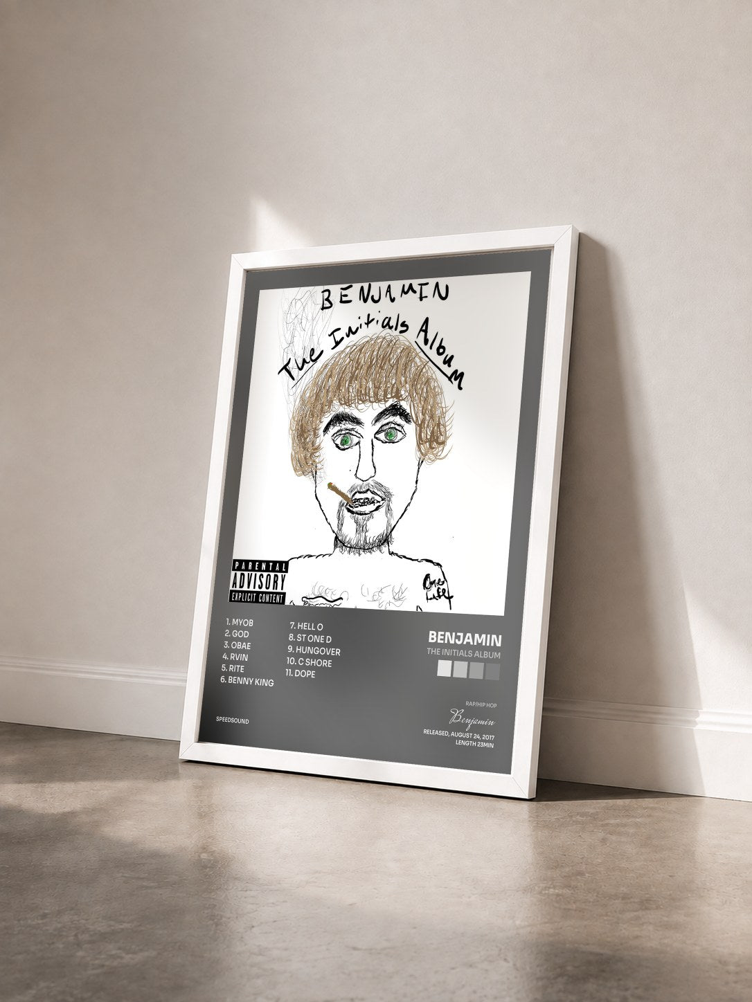 #blanc Tableau de l'album The Initials Album de Benjamin vu de trois quarts, cadre blanc