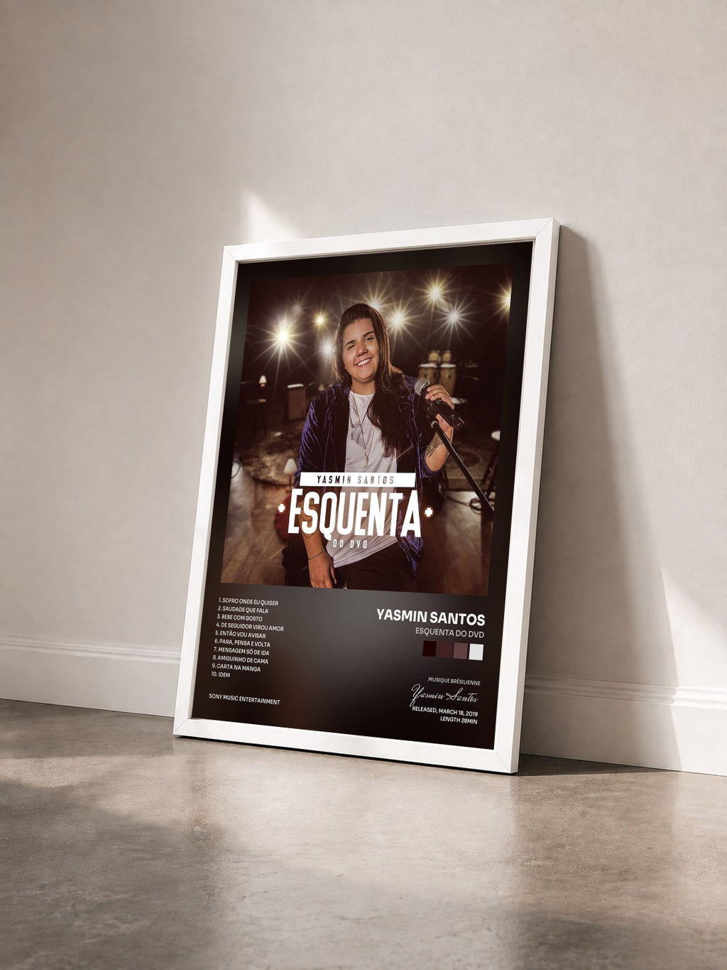 #blanc Tableau de l'album Esquenta do DVD de Yasmin Santos vu de trois quarts, cadre blanc