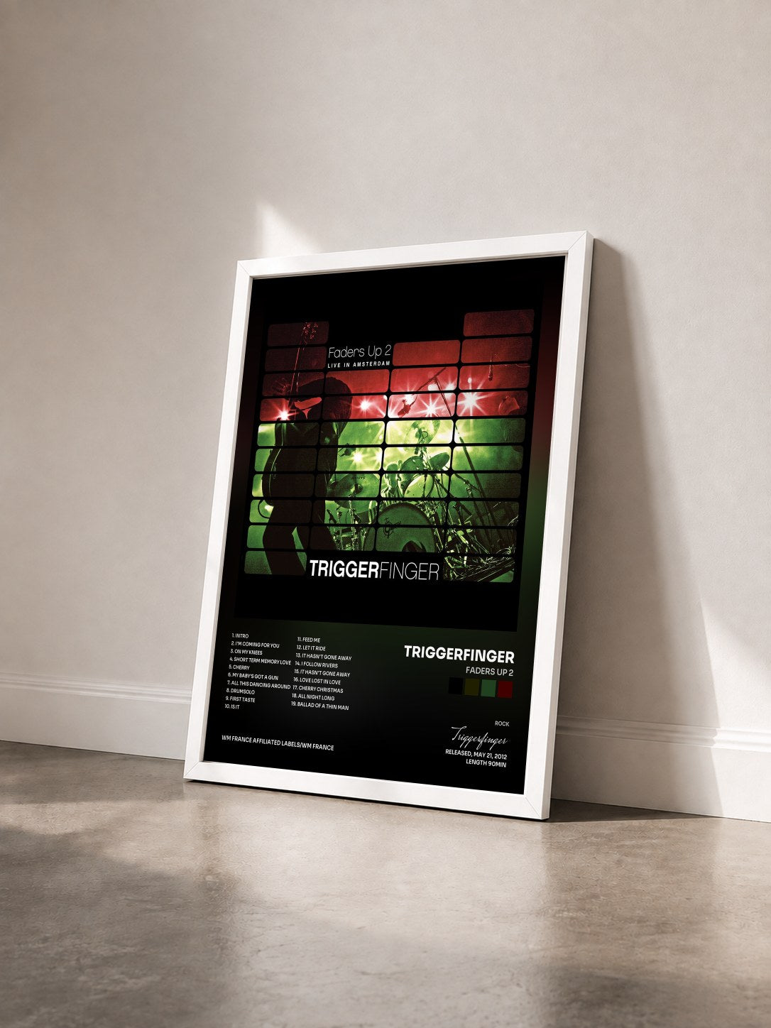 #blanc Tableau de l'album Faders Up 2 de Triggerfinger vu de trois quarts, cadre blanc