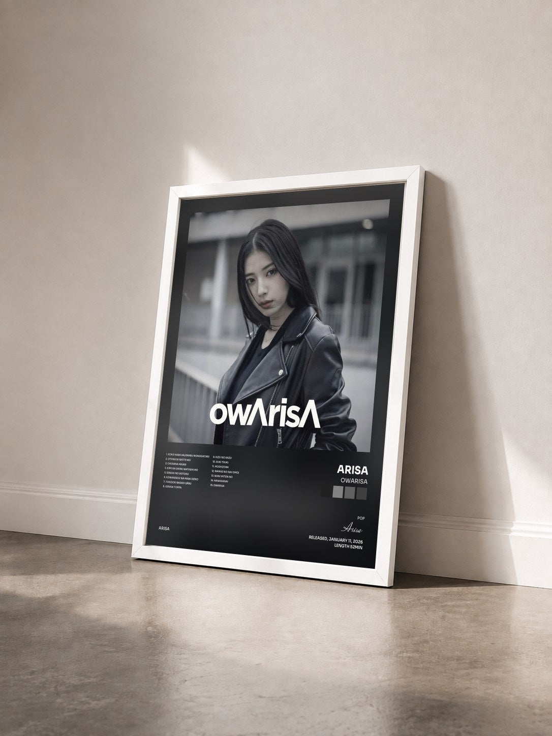 #blanc Tableau de l'album owArisA de Arisa vu de trois quarts, cadre blanc