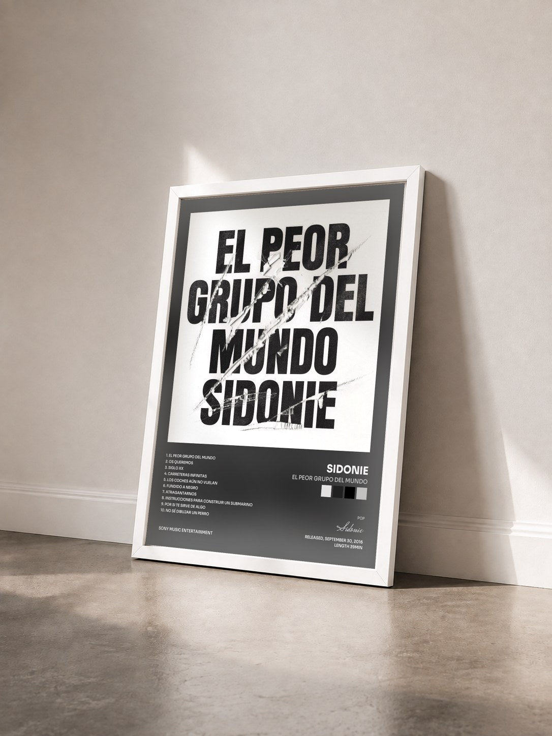 #blanc Tableau de l'album El Peor Grupo del Mundo de Sidonie vu de trois quarts, cadre blanc
