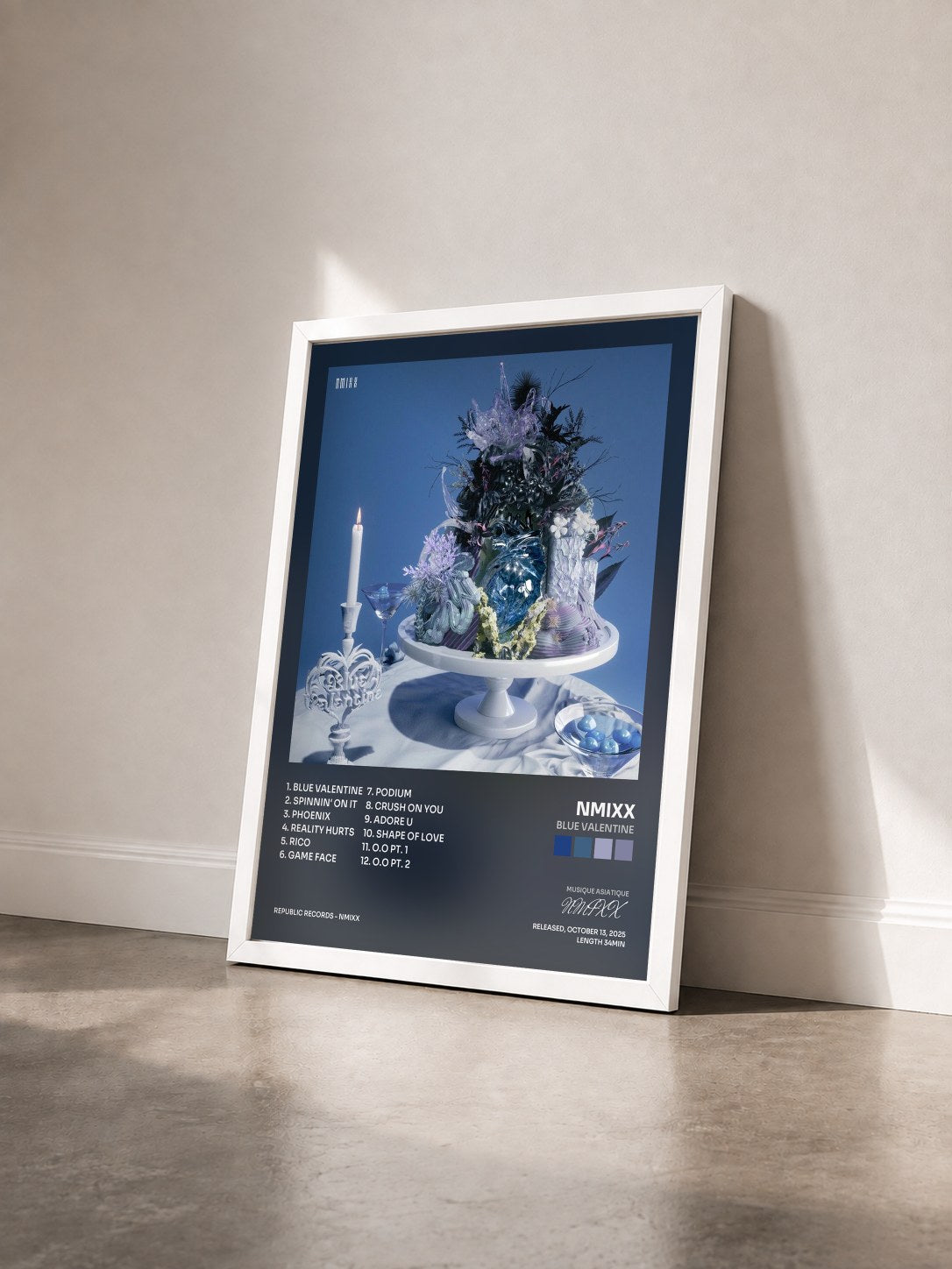 #blanc Tableau de l'album Blue Valentine de NMIXX vu de trois quarts, cadre blanc