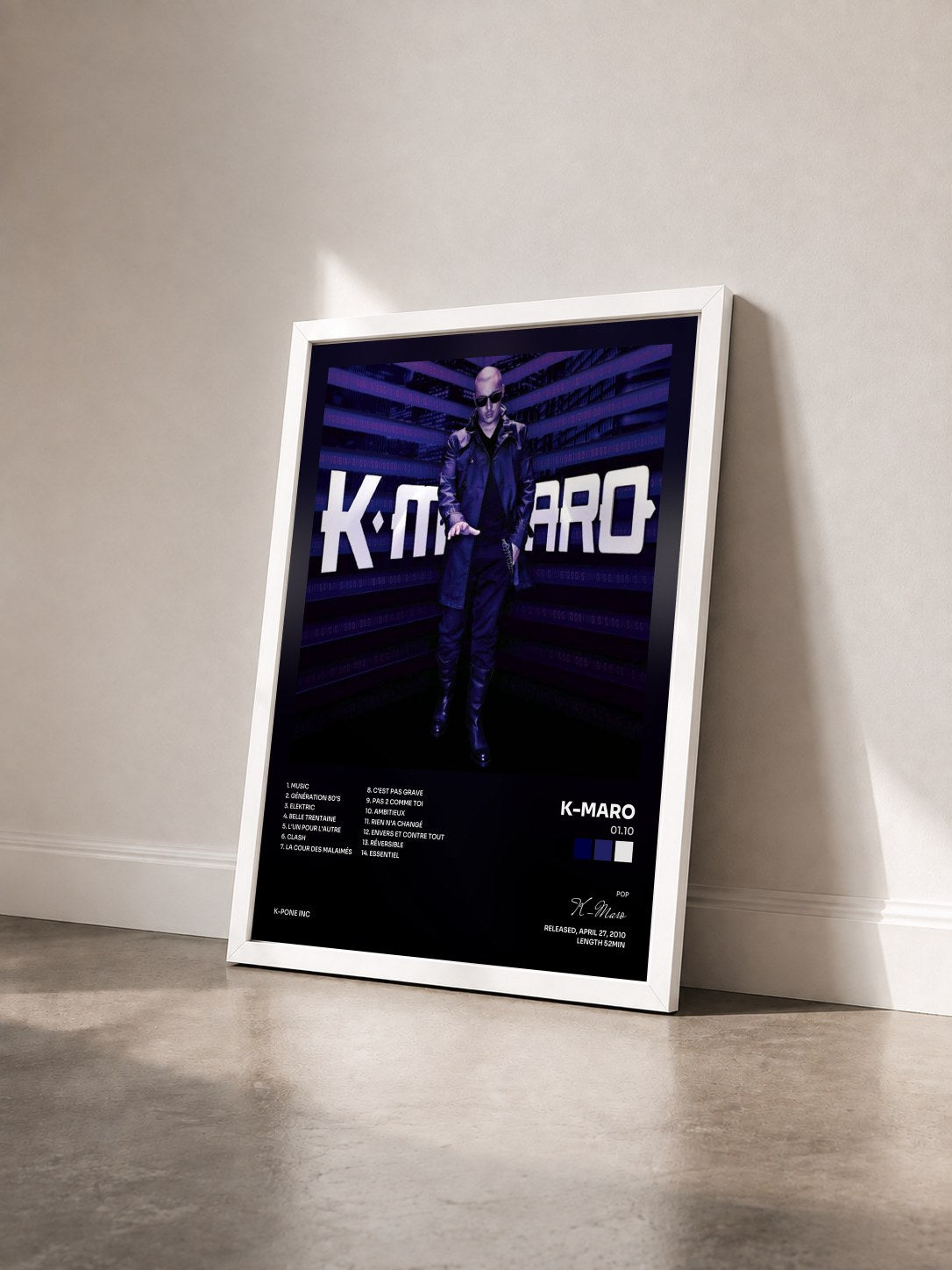 #blanc Tableau de l'album 01.10 de K-Maro vu de trois quarts, cadre blanc