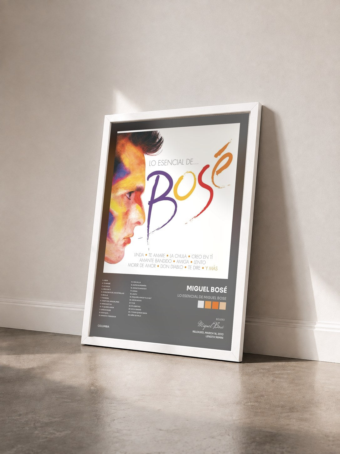 #blanc Tableau de l'album Lo Esencial de Miguel Bose de Miguel Bosé vu de trois quarts, cadre blanc