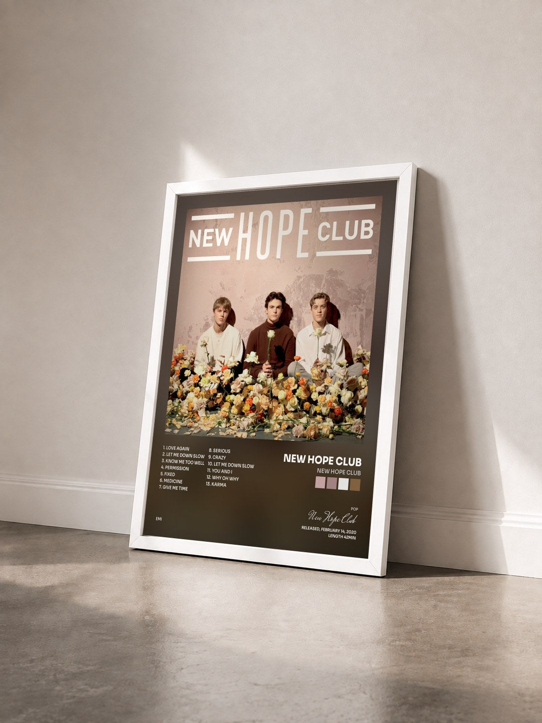 #blanc Tableau de l'album New Hope Club de New Hope Club vu de trois quarts, cadre blanc