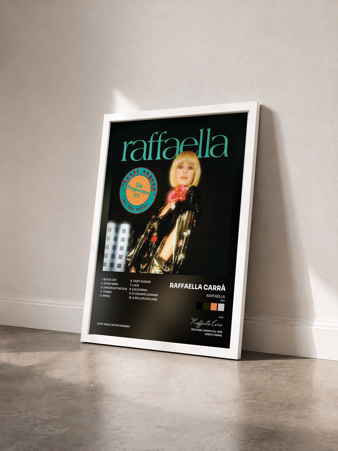 #blanc Tableau de l'album Raffaella (1978) de Raffaella Carrà vu de trois quarts, cadre blanc