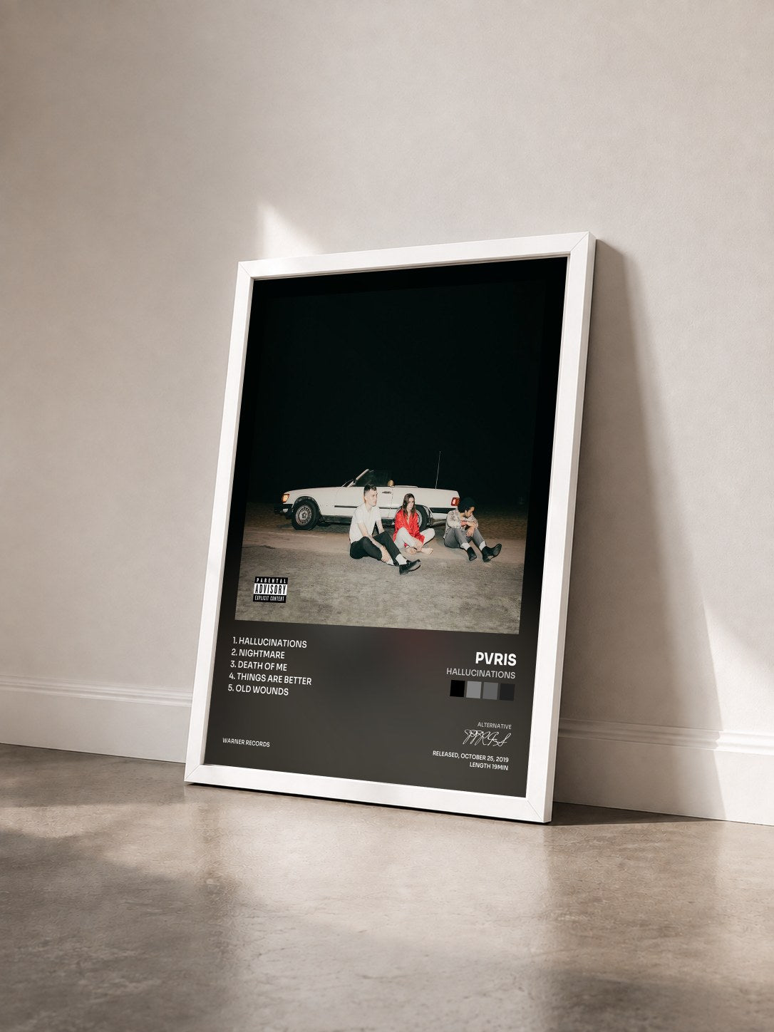 #blanc Tableau de l'album Hallucinations de PVRIS vu de trois quarts, cadre blanc