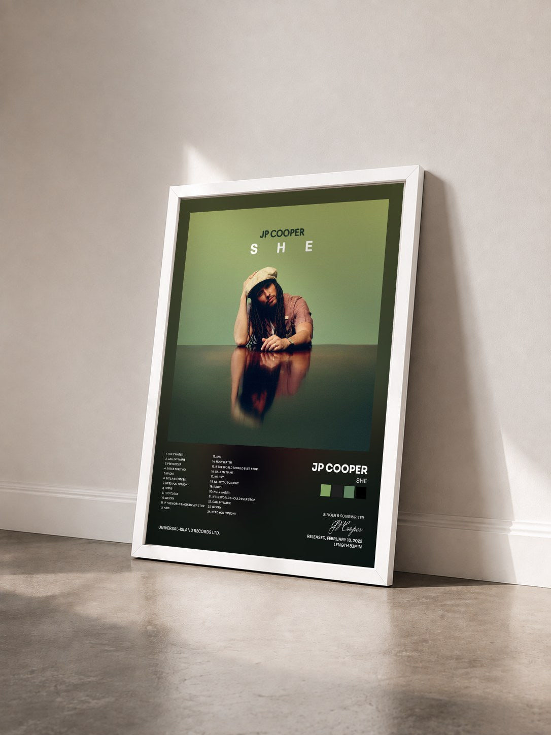 #blanc Tableau de l'album She de JP Cooper vu de trois quarts, cadre blanc