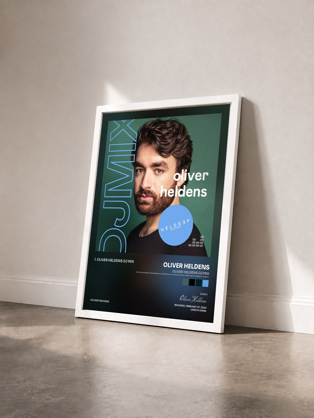 #blanc Tableau de l'album Oliver Heldens DJ Mix (feat. Riton, Example, Antoine Delvig, JP Candela, HI-LO, Chocolate Puma, Lenno, Mesto, Firebeatz, Schella,  de Oliver Heldens vu de trois quarts, cadre blanc